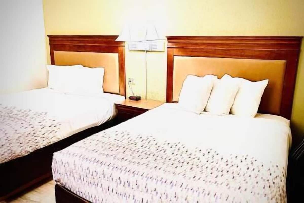 加厚床垫、办公桌、笔记本电脑工作区、免费 WiFi