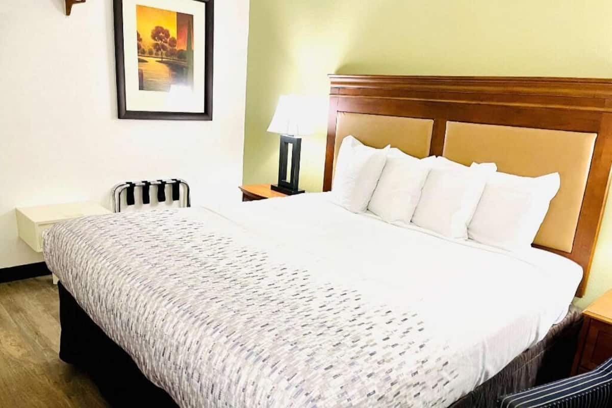 加厚床垫、办公桌、笔记本电脑工作区、免费 WiFi