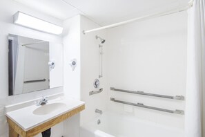 Combined shower/tub, hair dryer, towels