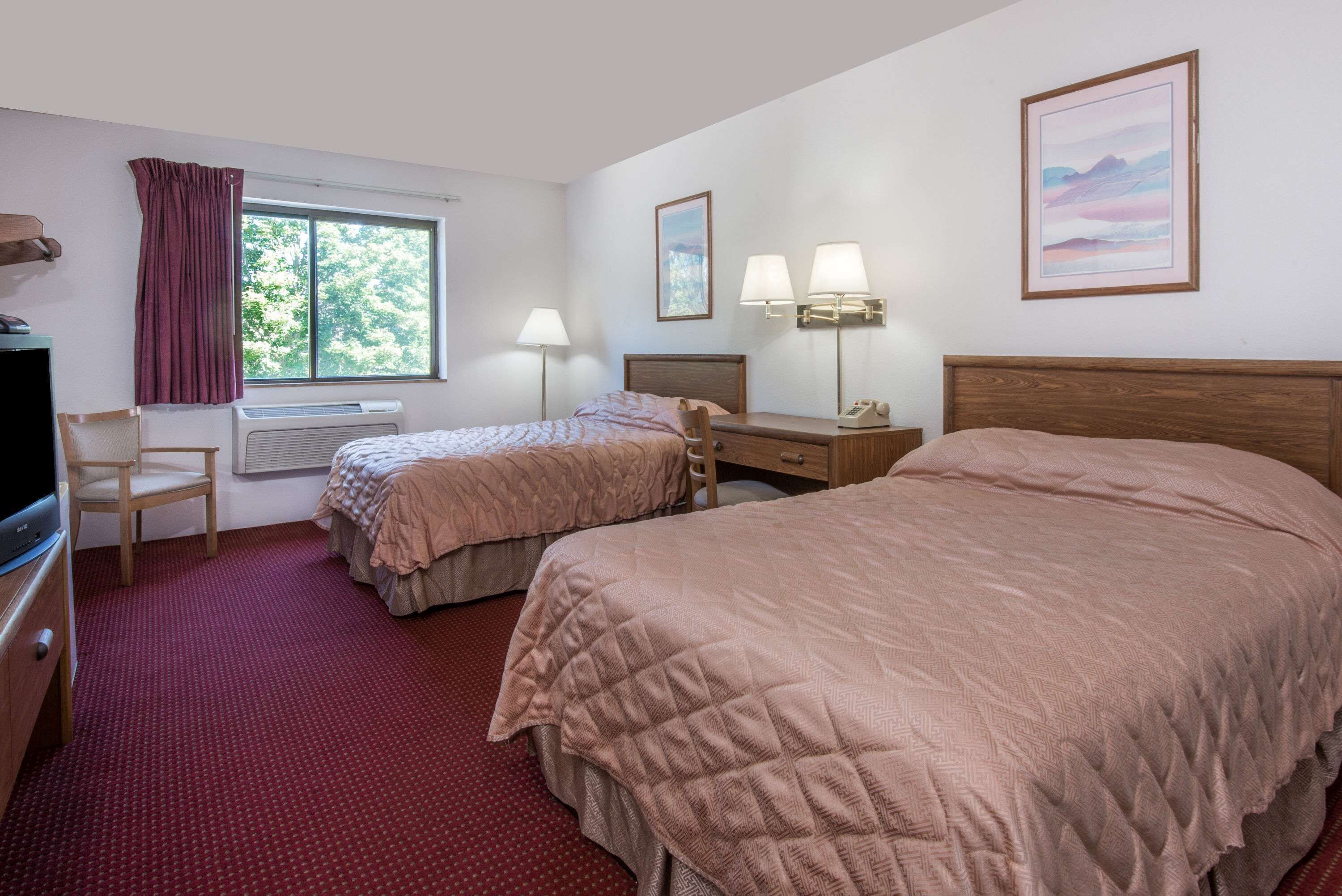 Escritorio, cunas gratuitas, camas extra y wifi gratis 