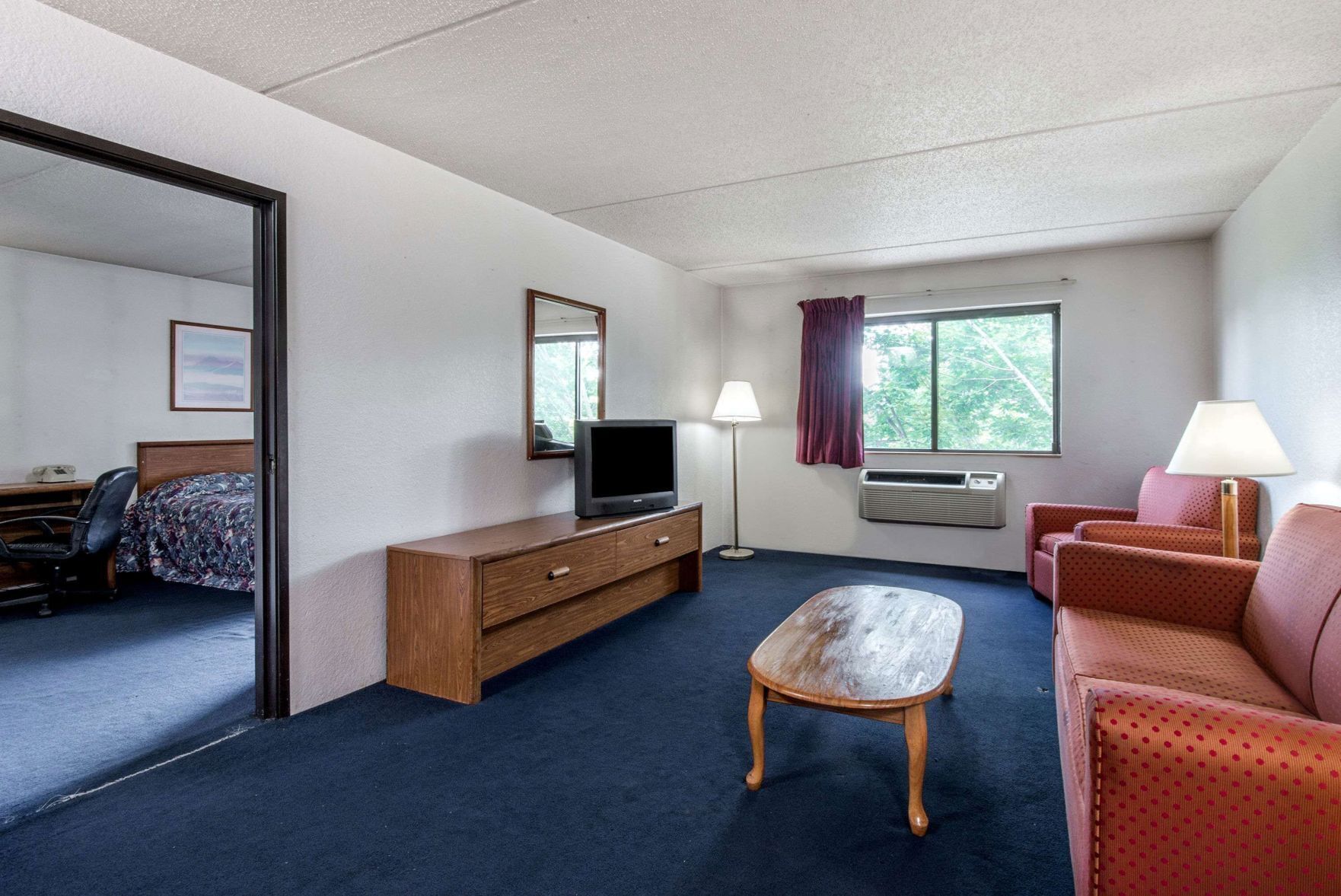 Escritorio, cunas gratuitas, camas extra y wifi gratis 