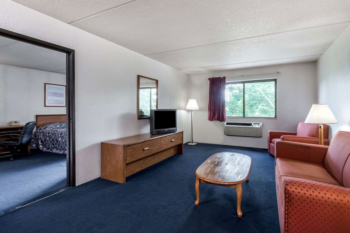 Desk, free cribs/infant beds, rollaway beds, free WiFi