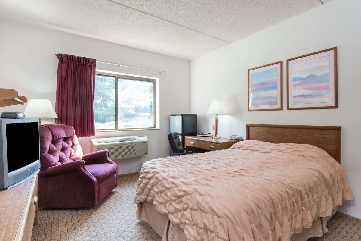 Desk, free cribs/infant beds, rollaway beds, free WiFi