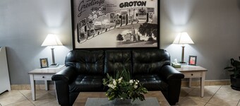 Super 8 by Wyndham Groton