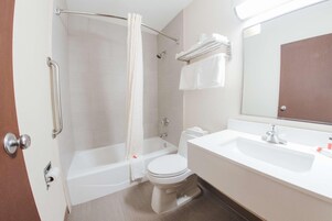 Bañera con ducha, secador de pelo, toallas