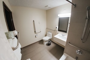 Habitación, 1 cama Queen size, con acceso para personas discapacitadas, para no fumadores | Baño | Tina con regadera, secadora de cabello, toallas 