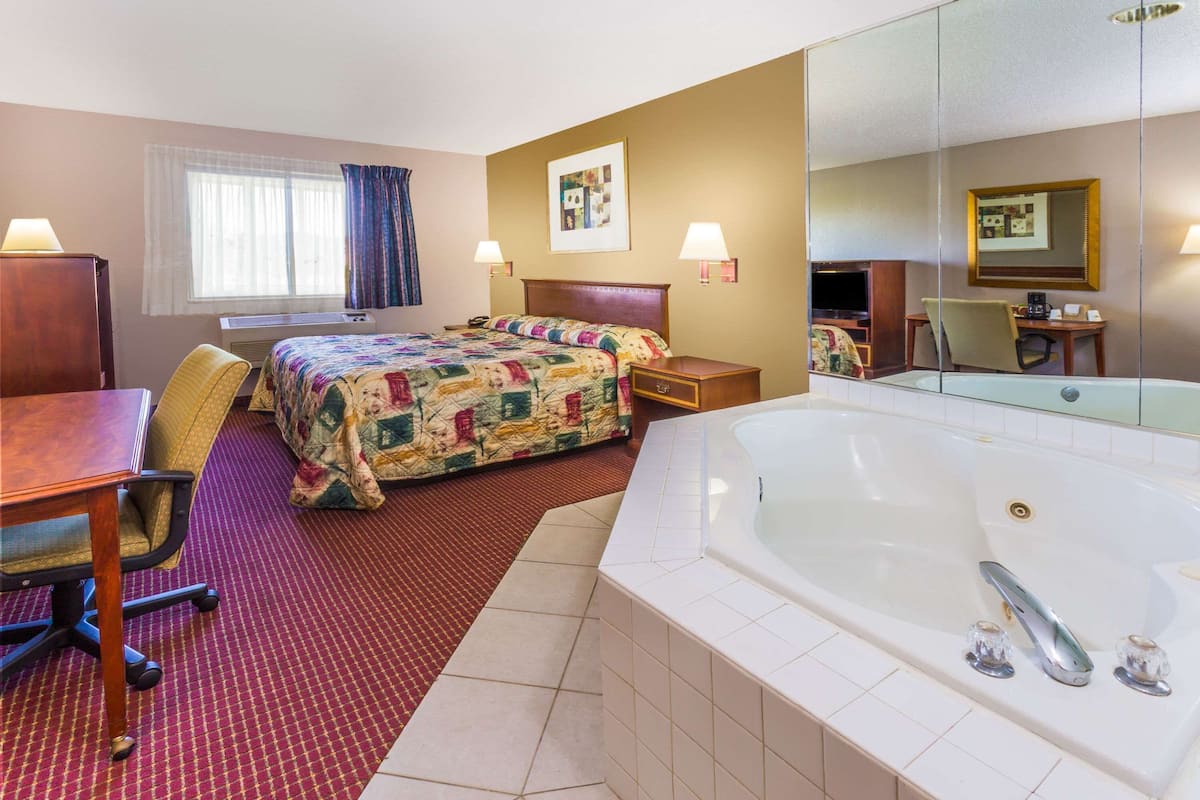 Studio Suite, 1 Queen Bed, Non Smoking | Desk, blackout drapes, iron/ironing board, free cribs/infant beds