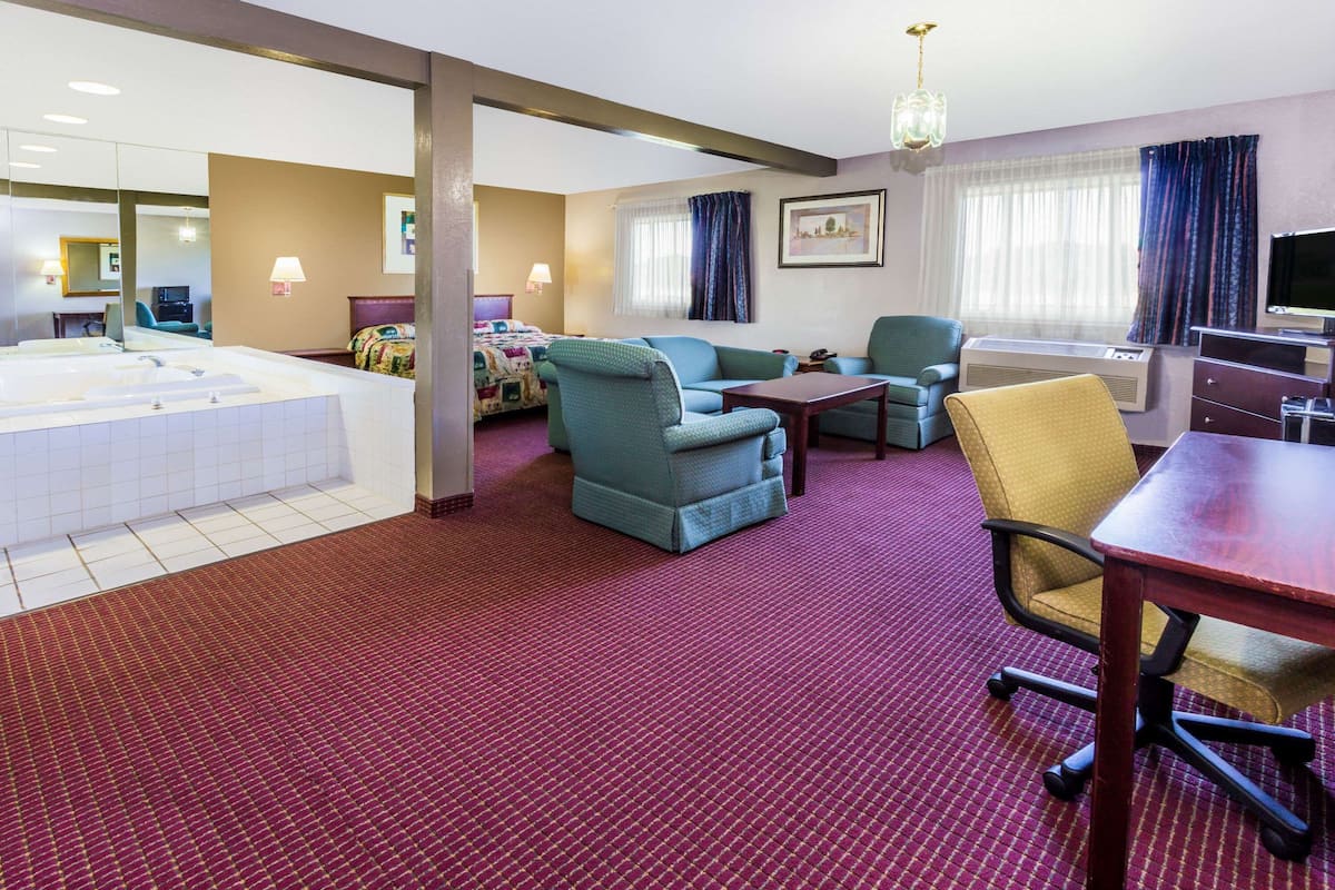 Studio Suite, 1 King Bed, Non Smoking | Desk, blackout drapes, iron/ironing board, free cribs/infant beds