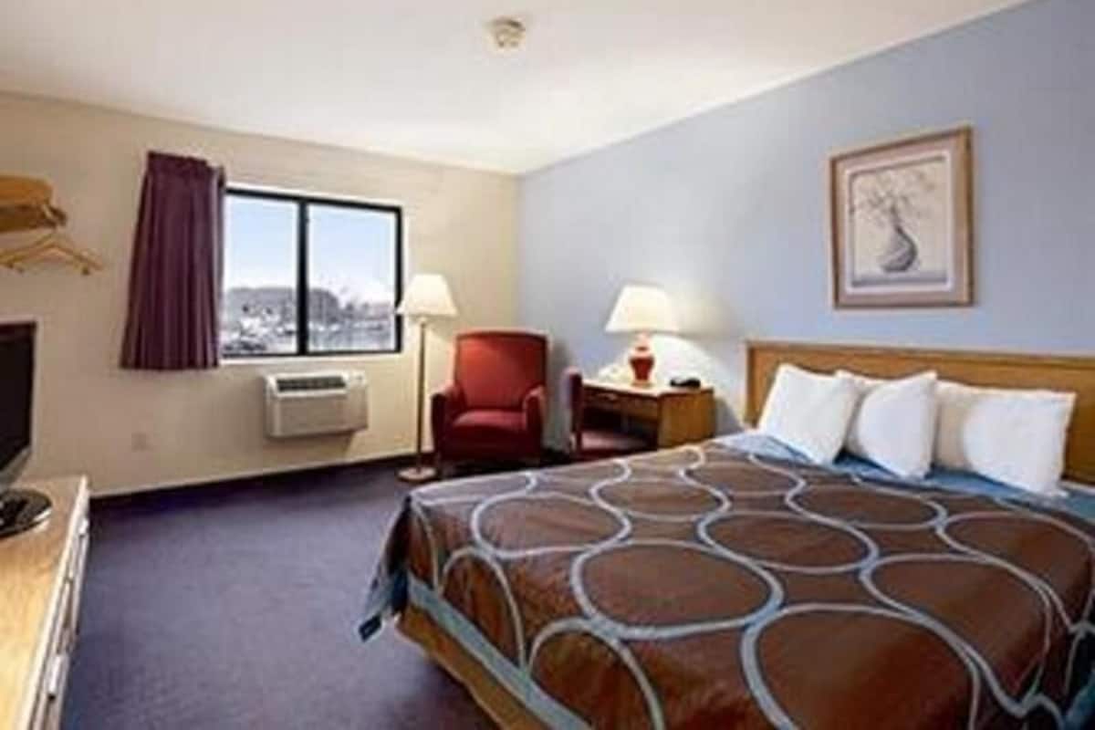 Pillowtop beds, desk, laptop workspace, blackout drapes