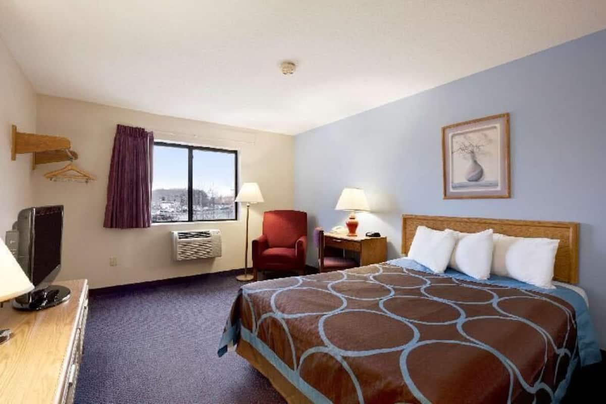 Pillowtop beds, desk, laptop workspace, blackout drapes