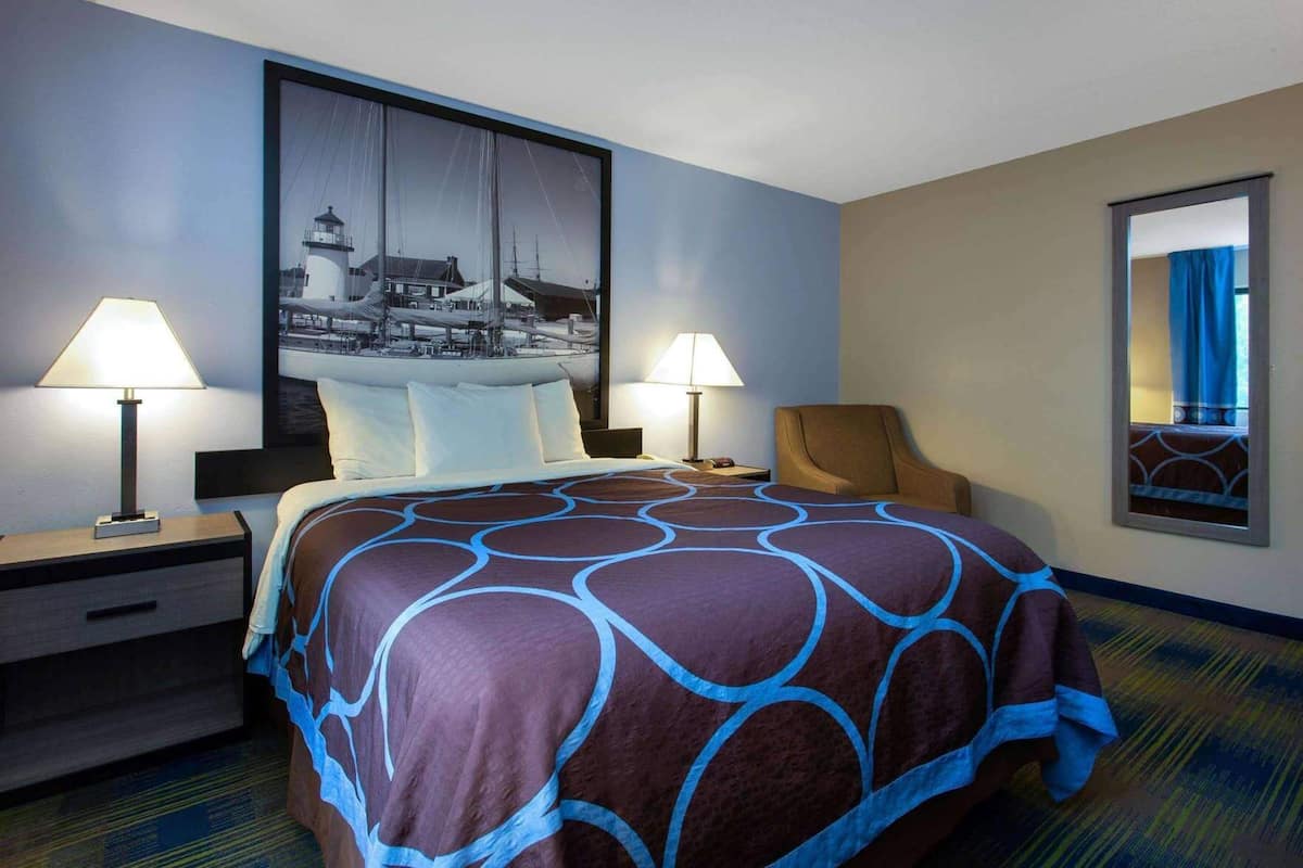 Pillowtop beds, desk, laptop workspace, blackout drapes