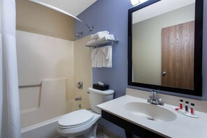 Ducha y bañera combinadas y bañera profunda