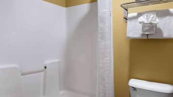 Duschwanne, kostenlose Toilettenartikel, Haartrockner, Handtücher