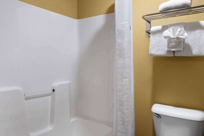 Tina con regadera, amenidades de baño gratuitas, secadora de cabello 