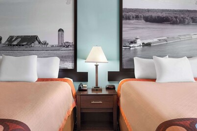 Super 8 by Wyndham Dyersville near Field of Dreams