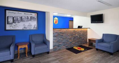 Super 8 by Wyndham Dyersville near Field of Dreams