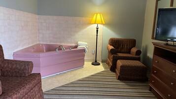 Deluxe Studio Suite, 1 King Bed, Non Smoking | In-room safe, individually decorated, individually furnished, desk