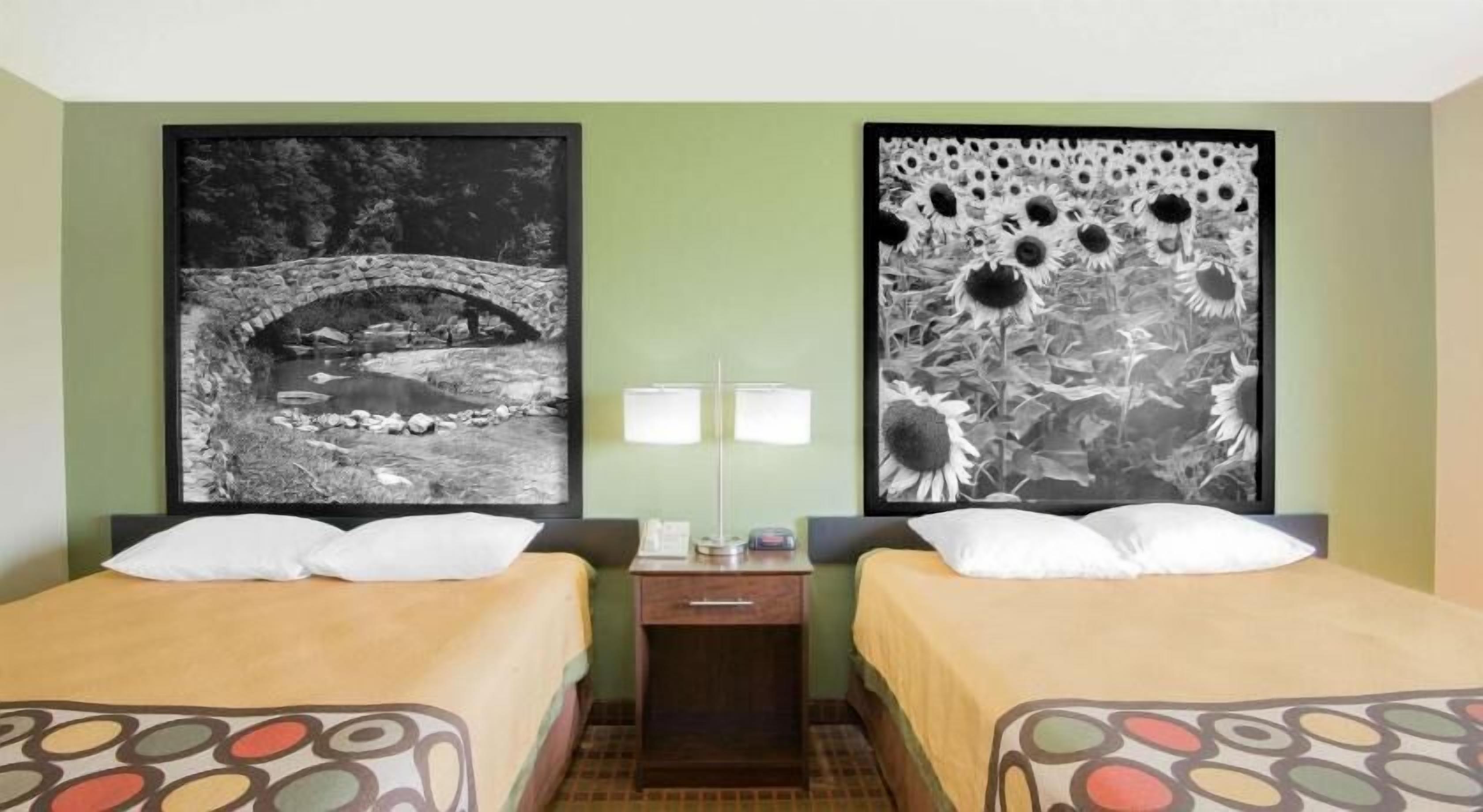 Een bureau, verduisterende gordijnen, gratis babybedden, extra bedden
