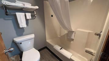 Combined shower/tub, free toiletries, hair dryer, towels