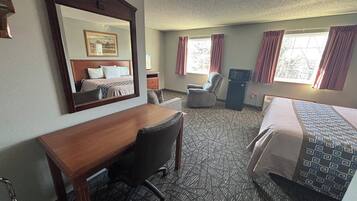 Deluxe Room, 1 King Bed, Walk Up | Accès au Wi-Fi (inclus), literie fournie