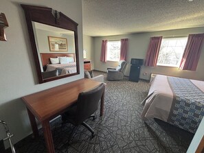 Deluxe Room, 1 King Bed, Walk Up | Wi-fi (inkludert) og sengetøy