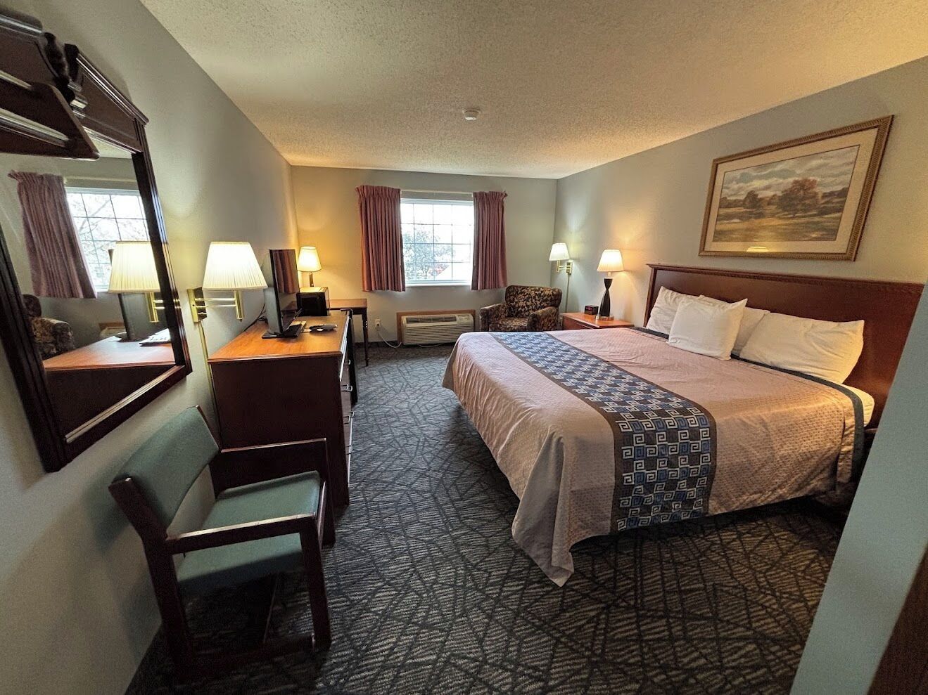 Standard Room, 1 King Bed, Walk Up | Gratis Wi-Fi, sengetøj