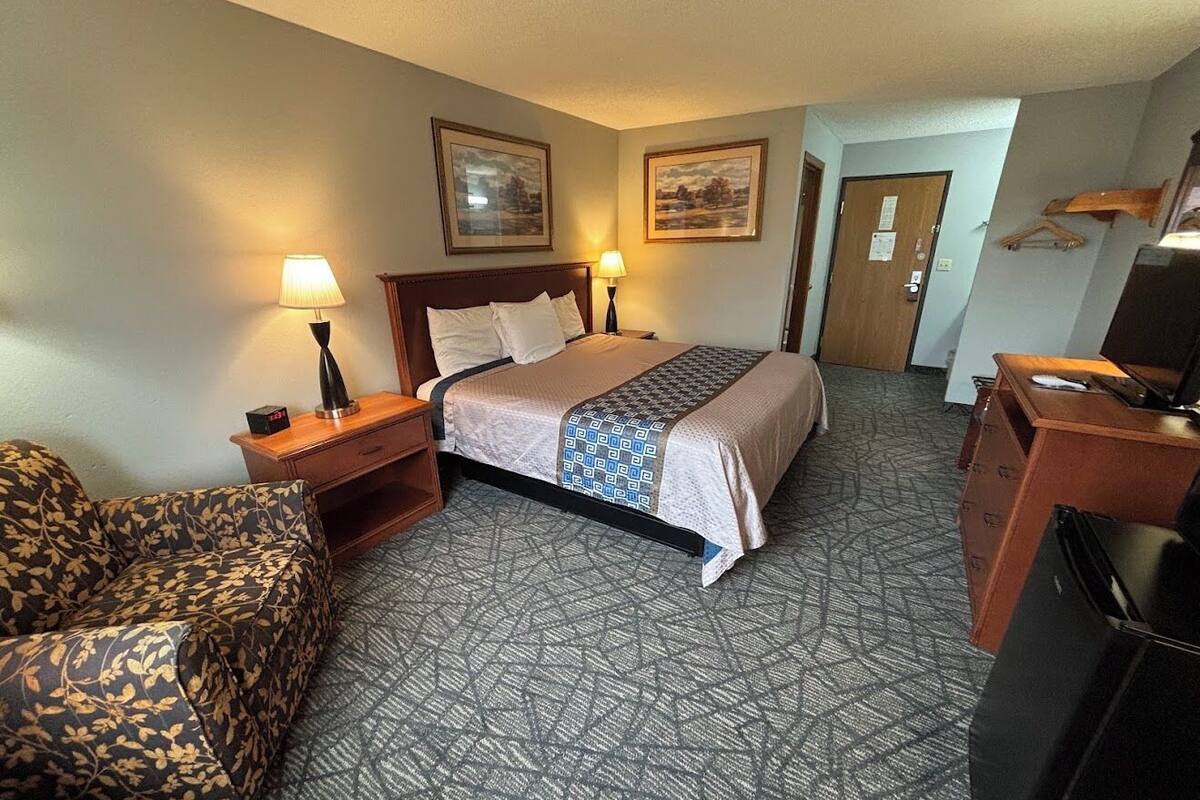 Standard Room, 1 King Bed, Walk Up | WiFi (free), bed sheets