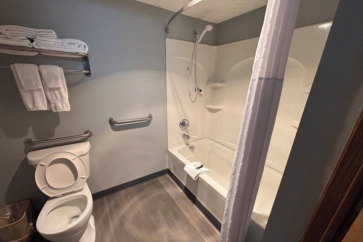 Standard Room, 1 King Bed, Bathtub Grab Bars, Ground Floor | Bathroom | Combined shower/tub, free toiletries, hair dryer, towels