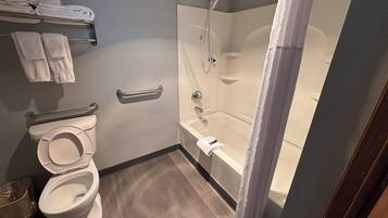 Habitació estàndard, 1 llit de matrimoni gran, agafadors per a la banyera, planta baixa | Bany | Combinació de dutxa i banyera i articles de tocador gratuïts