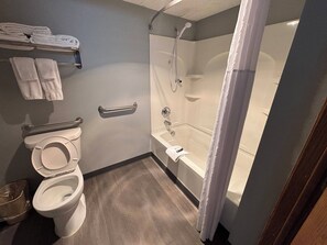 Standaard kamer, 1 kingsize bed, bad met handgrepen, op benedenverdieping | Badkamer | Een bad/douchecombinatie, gratis toiletartikelen, een haardroger