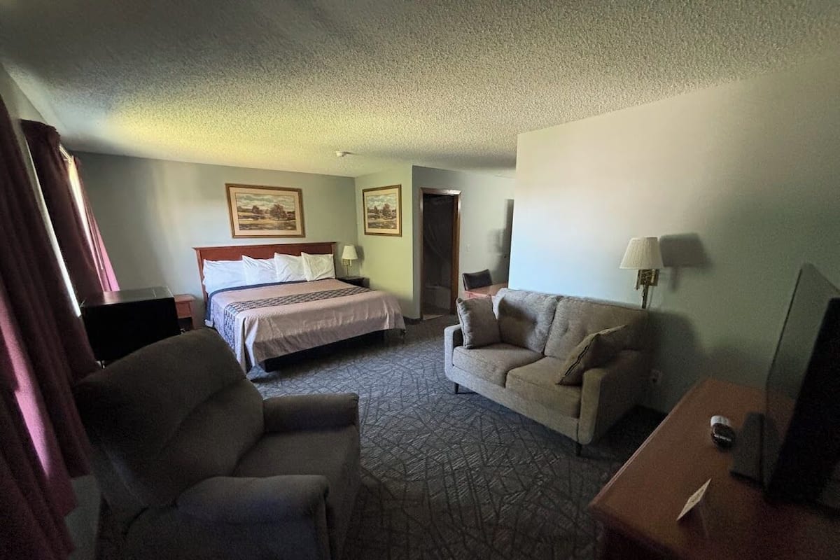 Deluxe Room, 1 King Bed (2nd Floor) | Free WiFi, bed sheets