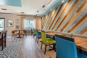 Free daily buffet breakfast - The Freeport Hotel, an Ascend Collection Hotel (Freeport)