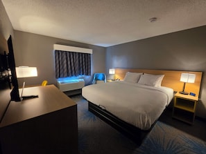 Room, 1 King Bed, Non Smoking | Iron/ironing board, rollaway beds, free WiFi, bed sheets