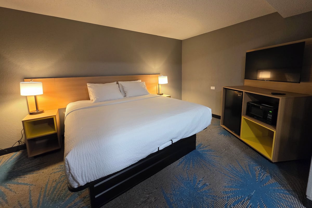 Suite, 1 King Bed, Non Smoking | Iron/ironing board, rollaway beds, free WiFi, bed sheets