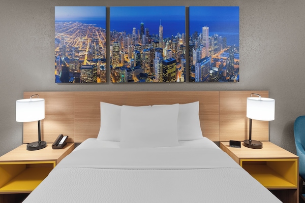 Room, 1 Queen Bed, Non Smoking | Iron/ironing board, rollaway beds, free WiFi, bed sheets