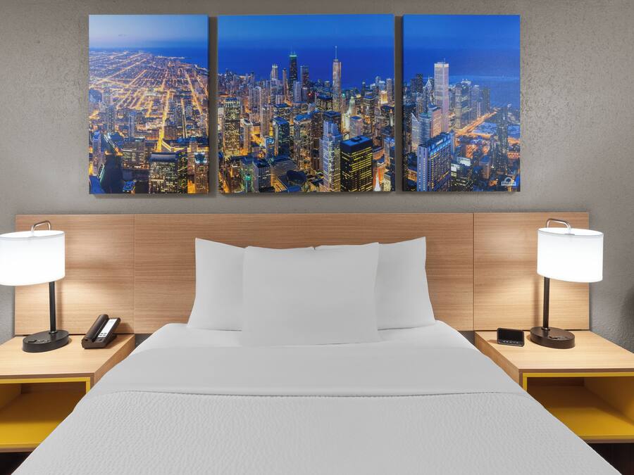 Room, 1 Queen Bed, Non Smoking | Iron/ironing board, rollaway beds, free WiFi, bed sheets