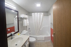 Combined shower/bathtub, free toiletries, hair dryer, towels