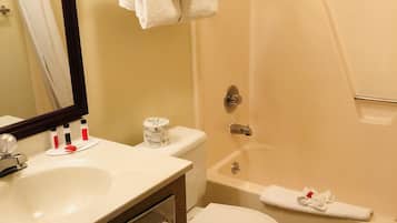 Combined shower/bathtub, free toiletries, hair dryer, towels