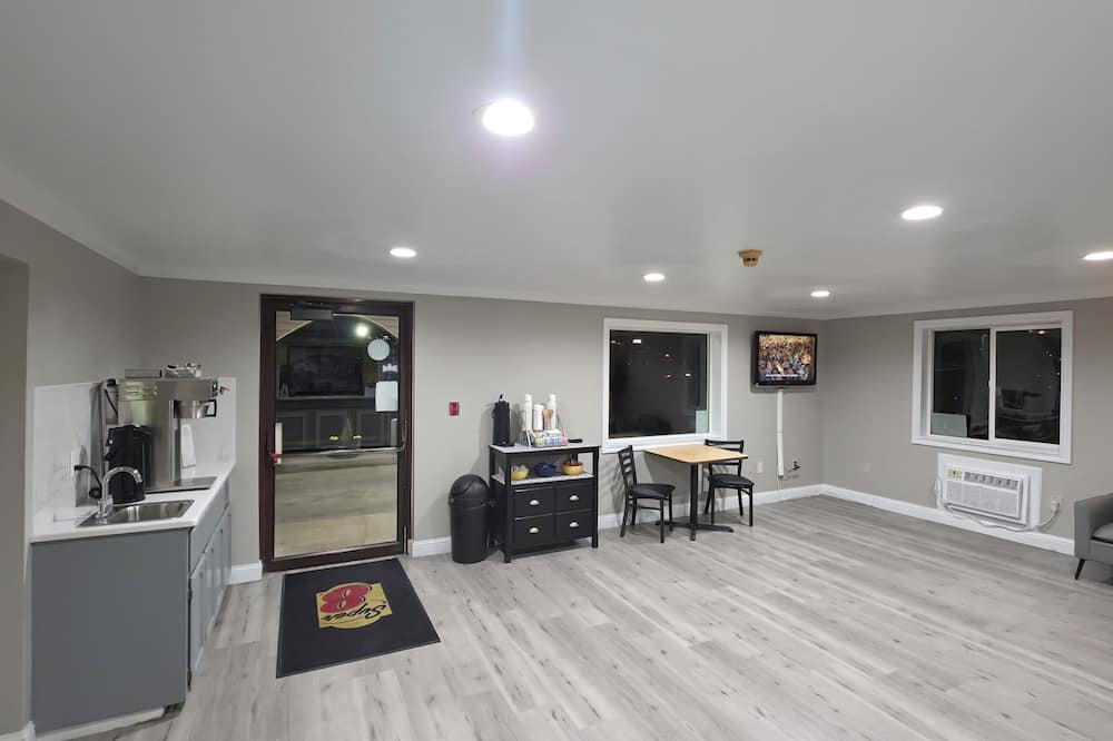 Super 8 by Wyndham Lewiston