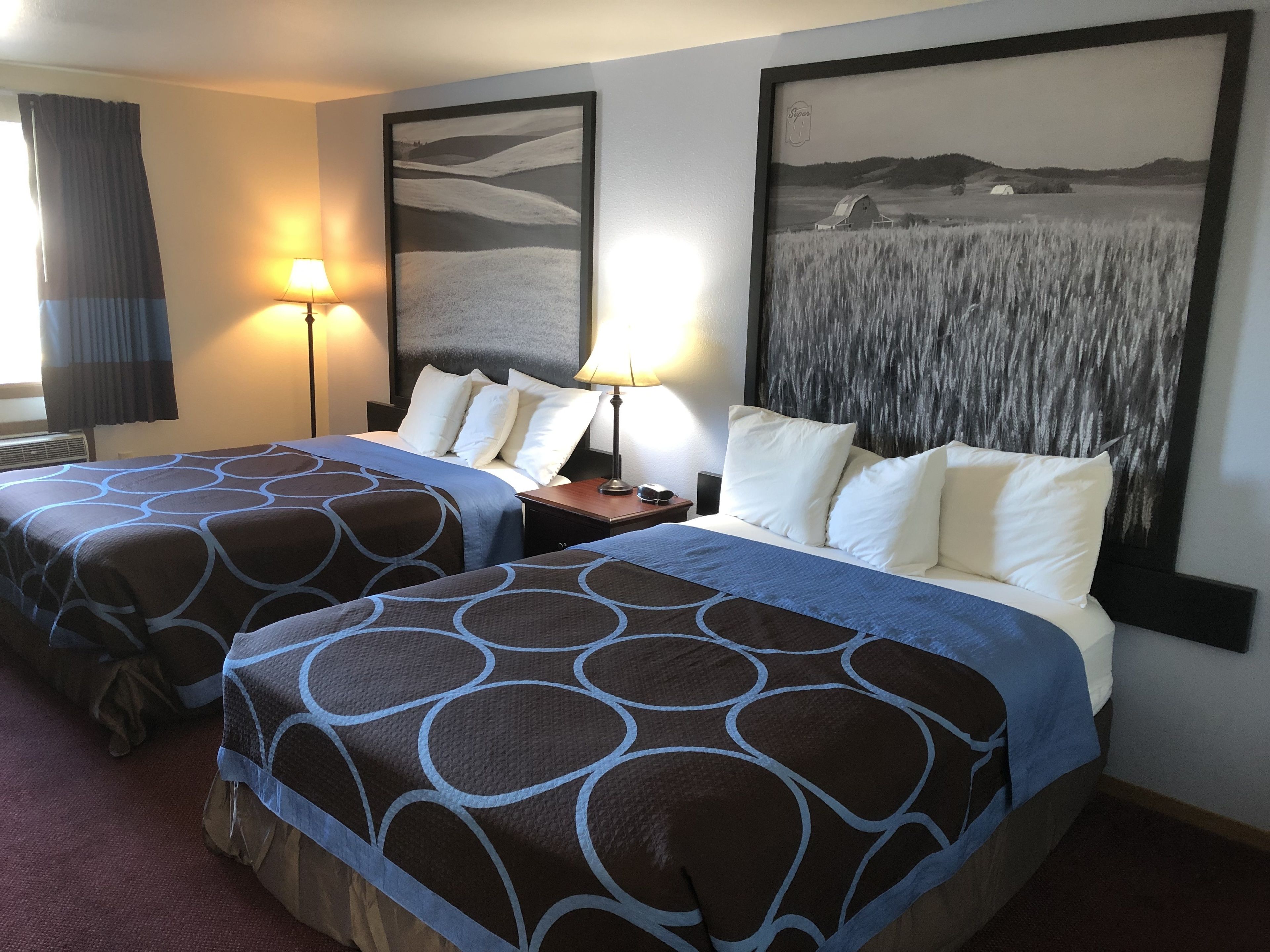 Ropa de cama de alta calidad, colchones con pillow-top y escritorio 