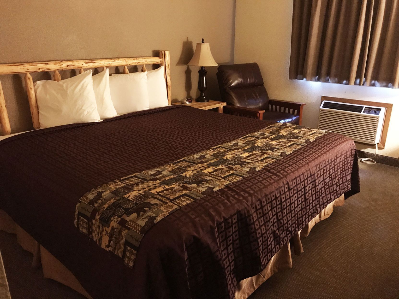 セーフティボックス (室内)、デスク、遮光カーテン、アイロン / アイロン台