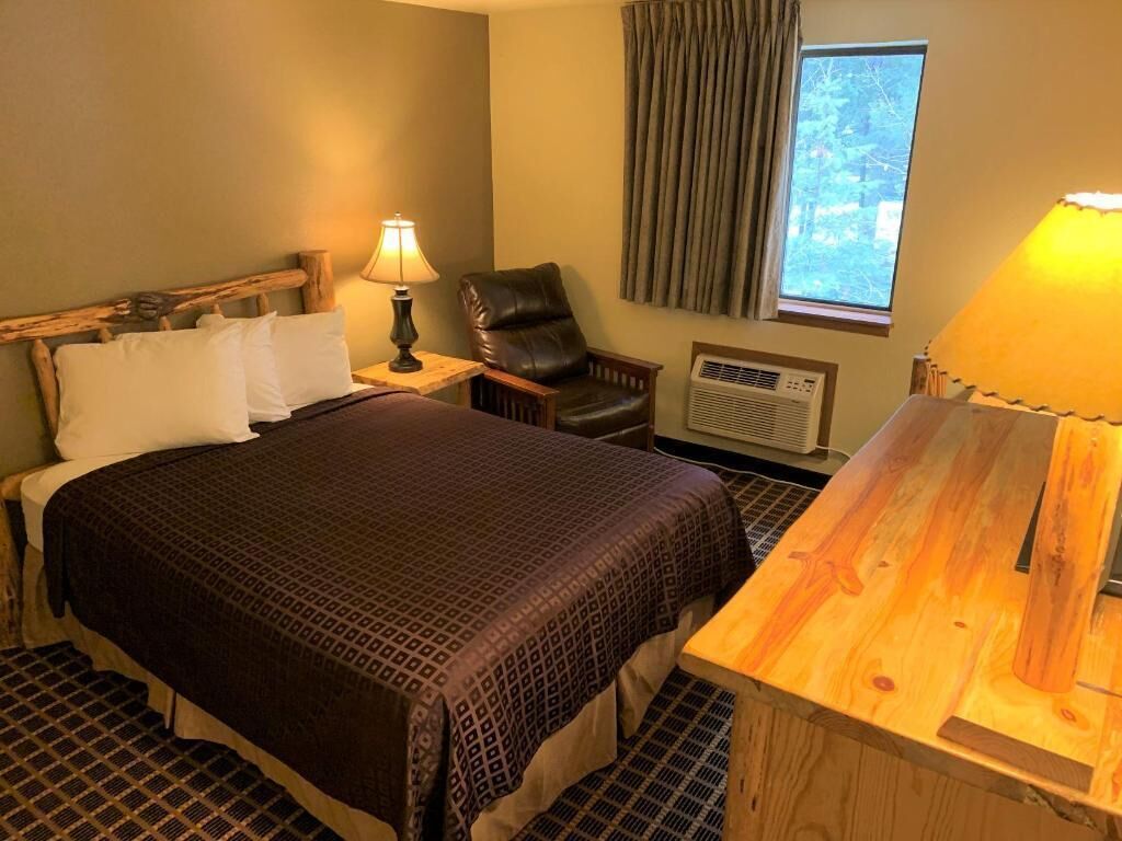 セーフティボックス (室内)、デスク、遮光カーテン、アイロン / アイロン台