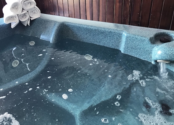 Indoor spa tub