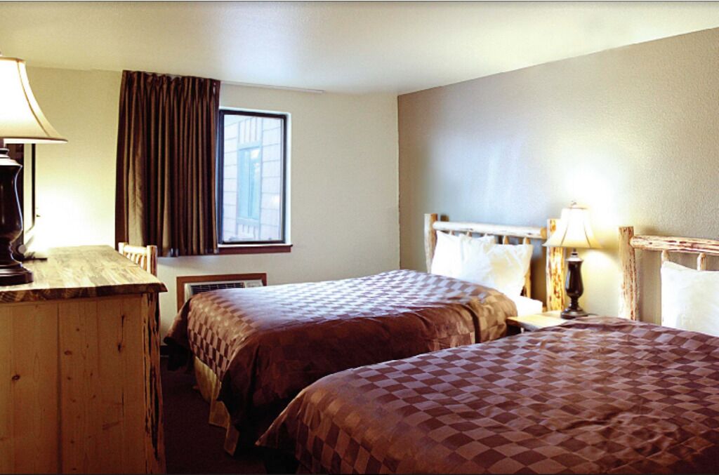 セーフティボックス (室内)、デスク、遮光カーテン、アイロン / アイロン台