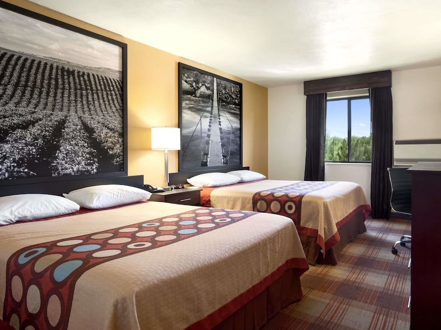 Meja kerja, ruang kerja ramah laptop, dan tirai kedap cahaya