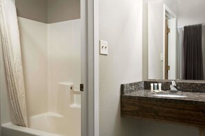 Habitación estándar, 2 camas de matrimonio | Baño | Secador de pelo y toallas