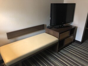 1 bedroom, desk, free cots/infant beds, rollaway beds