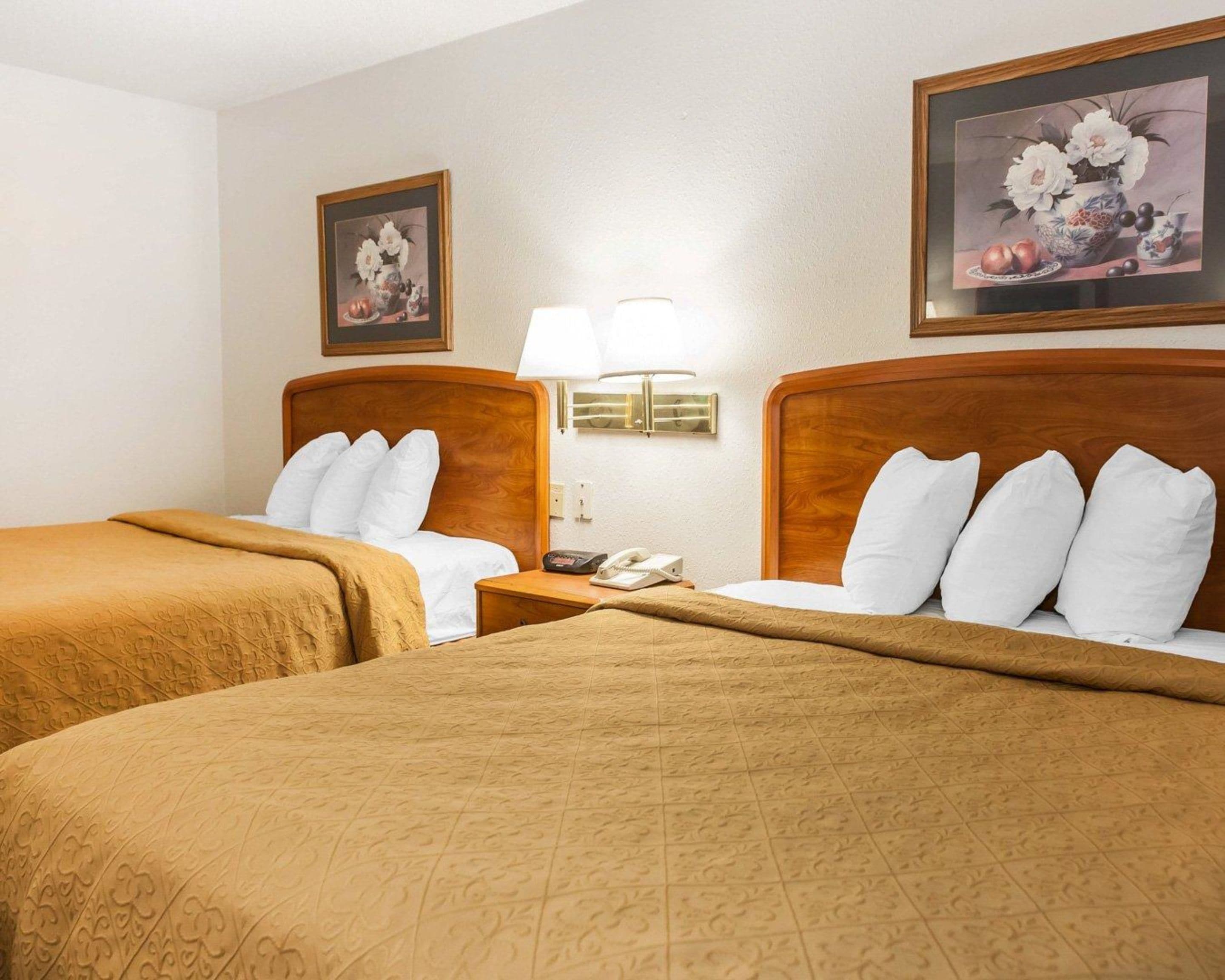 Standaard kamer, 2 queensize bedden, niet-roken | Een bureau, verduisterende gordijnen, een strijkplank/strijkijzer