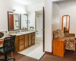 Quarto standard, 1 cama King e sofá-cama, para não fumantes | Banheiro | Chuveiro/banheira combinados, banheiras de fontes termais