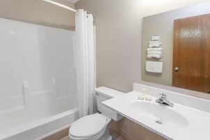 Bañera con ducha, artículos de tocador gratuitos, secador de pelo